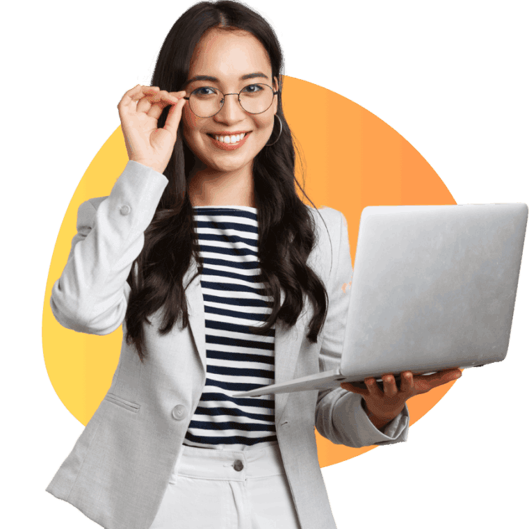 Consultora da SuperCrédito com notebook